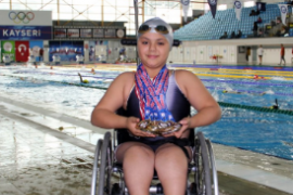 土耳其11岁残疾人运动员有望成为国家游泳明星