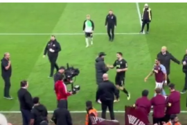精彩时刻阿斯顿维拉球迷在尤尔根克洛普离开球场时为他鼓掌